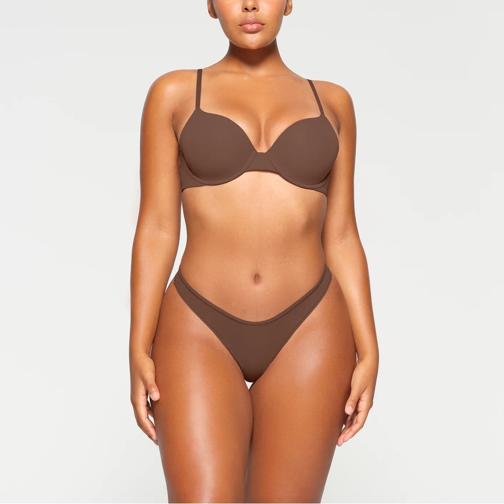 SKIMS Fits Everybody T-Shirt Demi Bra
